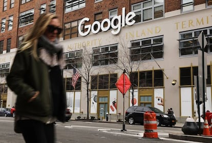 Una mujer, frente a la sede de Google en Nueva York.