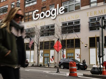 Una mujer, frente a la sede de Google en Nueva York. 