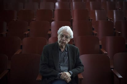 El poeta Charles Simic, en el auditorio de la Escuela Preparatoria número 7 de Guadalajara (México).