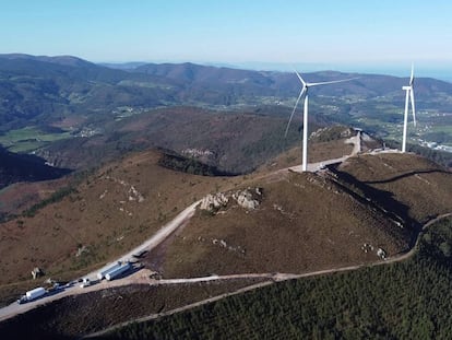 Trabajos de instalación del complejo eólico Capiechamartín (Asturias, 2020) 