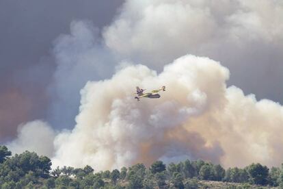 Medios aéreos combaten el incendio forestal de Artana.