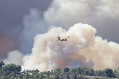 Medios a&eacute;reos combaten el incendio forestal de Artana.