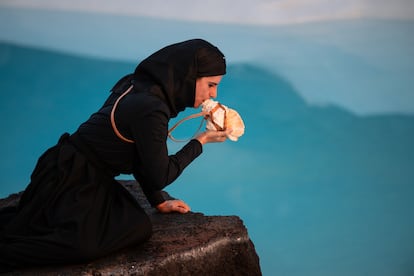 'Performance' de la artista Daniasa Curbelo en los Jameos del Agua, las cuevas volcánicas transformadas por César Manrique en el norte de Lanzarote. Inauguración XII Bienal Arte Lanzarote.