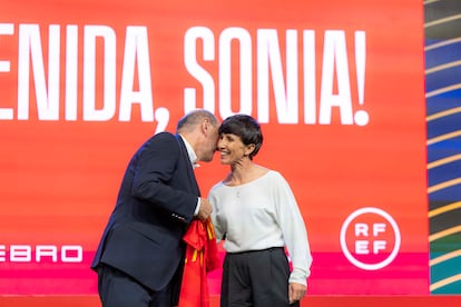  El presidente de la Real FEderación Española de Fútbol, Rafael Louzán le entrega la camiseta a Sonia Bermúdez, nueva entrenadora de la selección absoluta femenina, este miércoles.