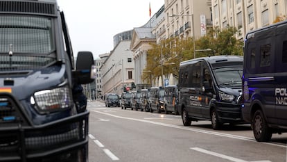 Furgones de la Policía Nacional frente al Congreso de los Diputados, este miércoles.