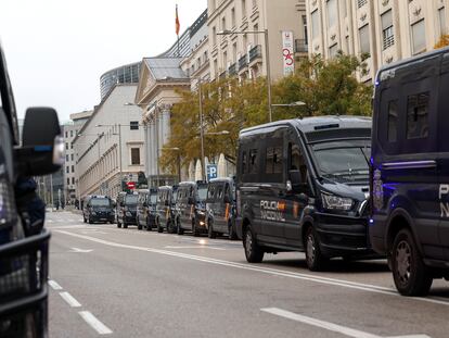 Furgones de la Policía Nacional frente al Congreso de los Diputados, este miércoles.