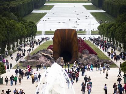 Varias personas observan la obra &#039;Dirty Corner&#039; (sucia esquina), del escultor angloindio Anish Kapoor, uno de los artistas m&aacute;s influyentes del mundo, expuesta en los jardines del Palacio de Versalles, en Par&iacute;s, Francia. 