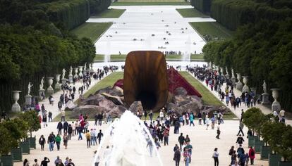 Varias personas observan la obra &#039;Dirty Corner&#039; (sucia esquina), del escultor angloindio Anish Kapoor, uno de los artistas m&aacute;s influyentes del mundo, expuesta en los jardines del Palacio de Versalles, en Par&iacute;s, Francia. 