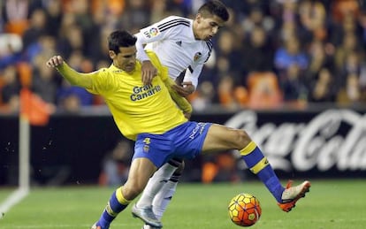Vicente Gómez lucha por el balón con João Cancelo.