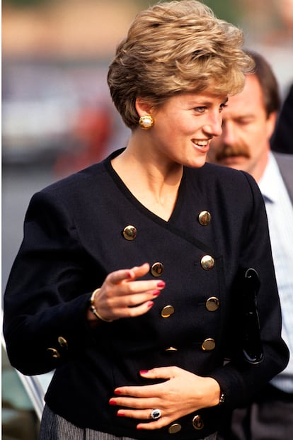 El magnífico zafiro rodeado de diamantes que hoy luce Kate Middleton estuvo unos cuantos años en el anular de Diana.