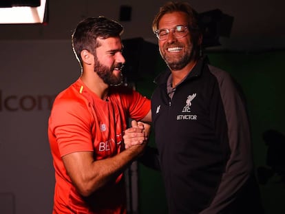 Alisson estrecha la mano con Klopp tras firmar su contrato con el Liverpool.