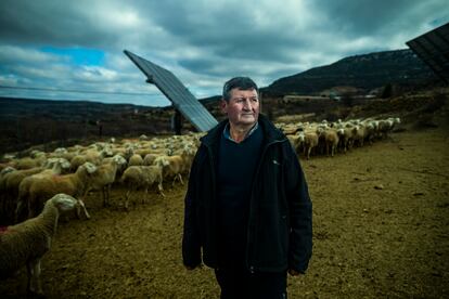 José Antonio Palomero, ganadero de ovejas en Cantavieja, y a favor del proyecto de parques eólicos. Samuel Sánchez