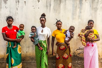 De izquierda a derecha, Gelsea (16 años), Esmeralda (17), Ersane (16) y Enjulta (16), con sus bebés Osvalda, Leonardo, Venicio y Danildo. Viven en Rapale, en la provincia mozambiqueña de Nampula. Todas se casaron siendo menores, fueron madres y regresaron con sus familias.