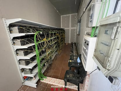 Los Mossos detienen al dueño de una granja de criptomonedas en Sant Esteve Sesrovires por fraude de fluido eléctrico.