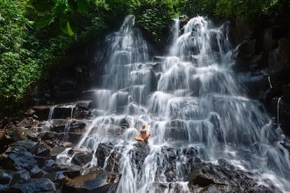 Los viajeros en Bali dedican muchos ratos (incluso días) a la búsqueda de la serenidad a través de meditación, exfoliaciones y baños. Y del masaje balinés: estiramientos, largos golpeteos, deslizamiento de la piel y presión con palmas y pulgares. Una de las mecas de este tipo de turismo es el pueblo de Ubud (en la foto meditación en una cascada cercana), con centros de yoga y spa como el Bali Buddha (www.balibuda.com), el Taksu Spa (www.taksuspa.com) o el Yoga Barn (www.theyogabarn.com), cerca de Jalan Raya Pengosekan, cuya propietaria, Meghan Pappenheim, organiza el popular Bali Spirit Festival.