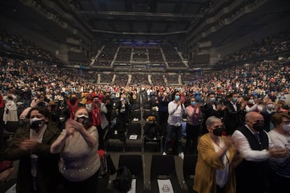 Público del concierto de Raphael en el Wizink Center, de pie aplaudiendo tras una canción.