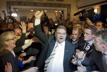 Timo Soini, líder de los Auténticos Finlandeses, muestra su alegría ante el éxito de su partido el 17 de abril de 2011.