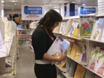 Una joven coloca material escolar en un centro comercial de Madrid. EFE/Archivo