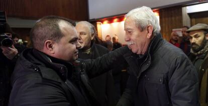 El ex secretario general de UGT-Asturias, Justo Rodríguez (d) después de quedar en libertad.