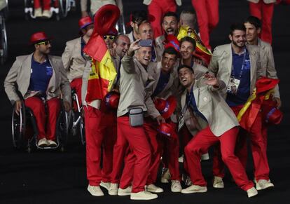 Membros da equipe de futebol da Espanha durante a cerimônia de abertura dos Jogos Paralímpicos Rio 2016.