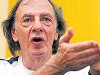 César Luis Menotti, durante una conferencia.