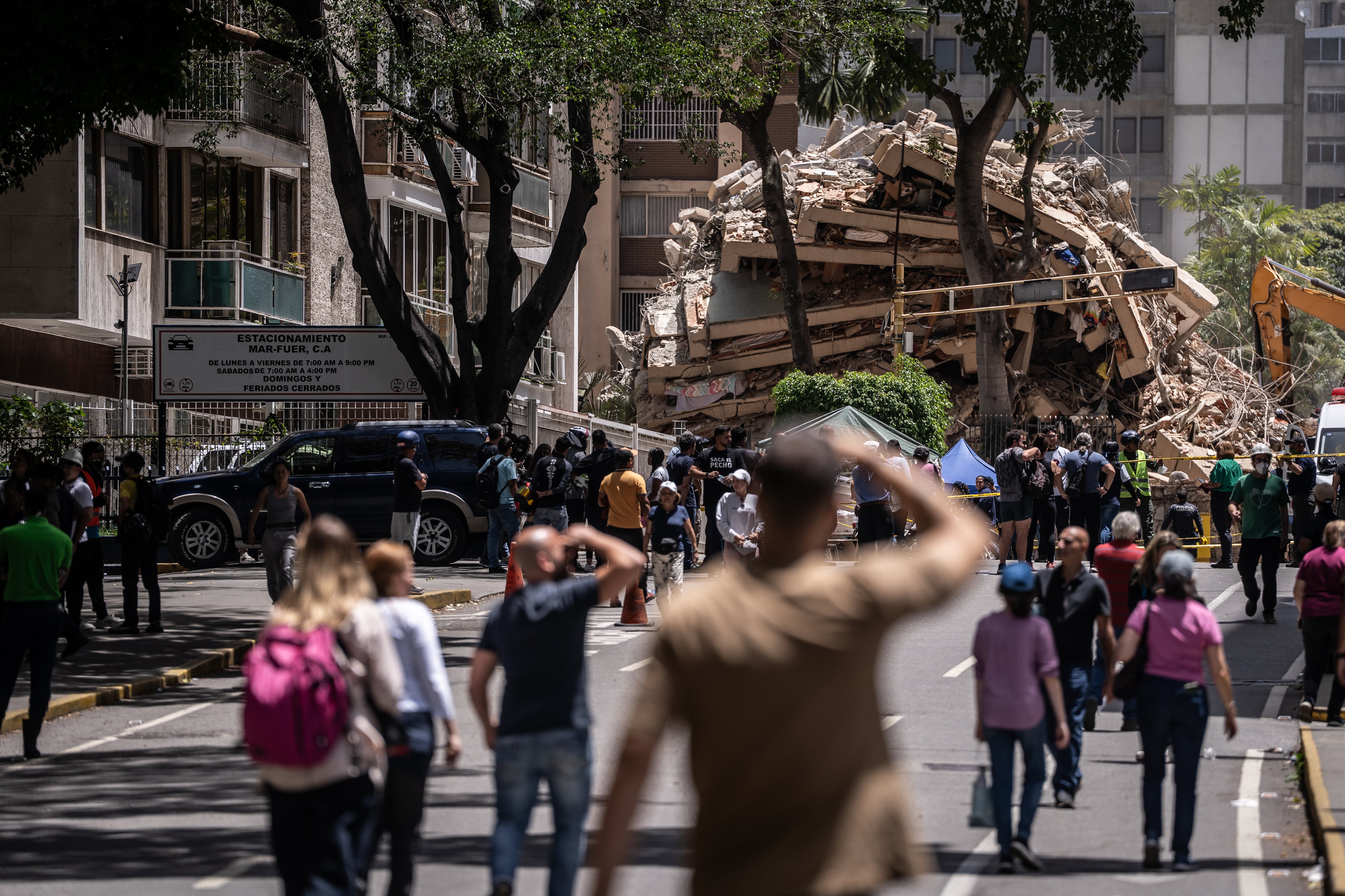Equipos de rescate trabajan en un edificio colapsado en Caracas, el 26 de junio.