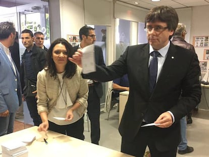 El presidente Carles Puigdemont vot&oacute; en un colegio que no era el que ten&iacute;a asignado