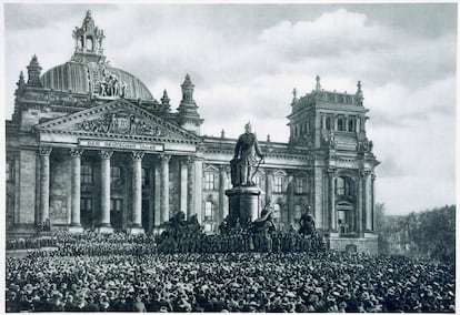 Philipp Scheidemann anuncia la creación de una nueva república alemana, 9 de noviembre de 1918.