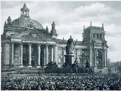 Philipp Scheidemann anuncia la creación de una nueva república alemana, 9 de noviembre de 1918.