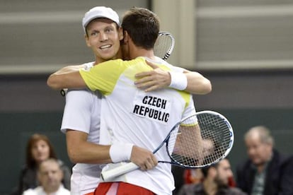 Los checos  Tomas Berdych  y Lukas Rosol celebran su victoria.