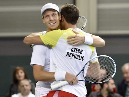 Los checos  Tomas Berdych  y Lukas Rosol celebran su victoria.