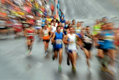 Atletas durante la media maratón celebrada en Minsk (Bielorrusia), donde participaron unos 15.000 corredores.