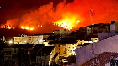 Una imagen del incendio durante la noche.