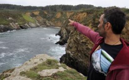 Barnacle collector Elías Vázquez points to the area where the gold lies.