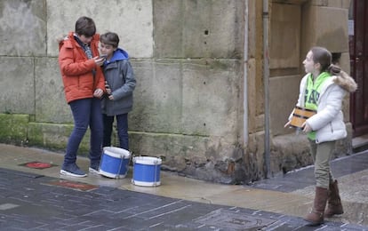 Unos niños acuden con sus tambores a los ensayos en la Parte Vieja donostiarra.