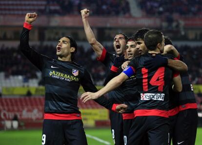 Los jugadores del Atlético celebran el primer gol.