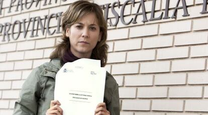 La diputada autonómica de EU y candidata al Parlamento Europeo, Marina Albiol, con el informe ante la fiscalía.