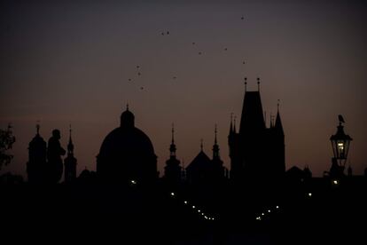 El Puente de Carlos en Praga durante el amanecer.