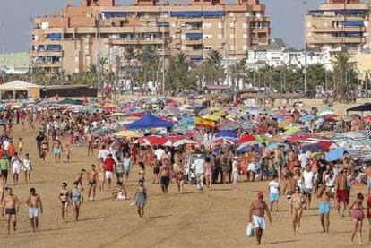 La playa de Sanlúcar de Barrameda (Cádiz)  llena de bañistas el pasado 7 de agosto.