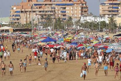 La playa de Sanlúcar de Barrameda (Cádiz) llena de bañistas el pasado 7 de agosto.