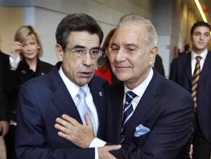 El presidente del Tribunal Superior de Justicia de Valencia, Juan Luis de la Rúa (izquierda), y el del Poder Judicial, Carlos Dívar.