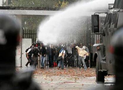 Un cañón de agua de la policía colombiana dispara contra estudiantes de la Universidad de Bogotá que protestan por la visita de Bush.