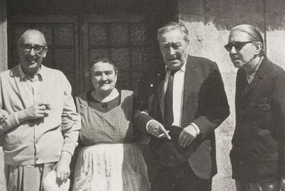 Álvaro Cunqueiro (á esquerda) con Carme Noel e os escritores Josep Pla e Gonzalo Torrente Ballester (dereita), nunha imaxe da <i>Fotobiografía</i> de Xerais.