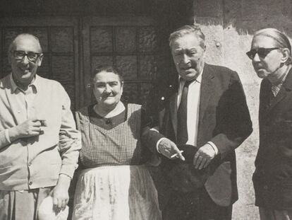 Álvaro Cunqueiro (á esquerda) con Carme Noel e os escritores Josep Pla e Gonzalo Torrente Ballester (dereita), nunha imaxe da <i>Fotobiografía</i> de Xerais.