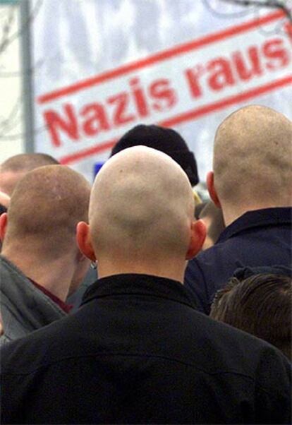 <i>Cabezas rapadas</i>, frente a una manisfestación antinazi en Dortmund.