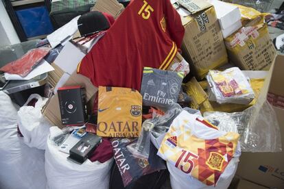 Una muestra de productos incautados por la unidad de Vigilancia Aduanera de la Agencia Tributaria. En vísperas de la Eurocopa de Francia se han multiplicado los envíos de equipaciones de fútbol falsas procedentes generalmente de chinas, donde son copiadas. También llegan relojes, zapatillas y gafas de sol y bolsos de marca, que son interceptados en la aduana.