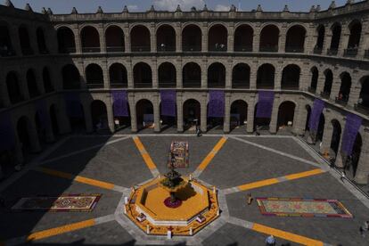 La ofrenda se instaló en el patio principal de Palacio Nacional y fue inaugurada por el presidente Andrés Manuel López Obrador.