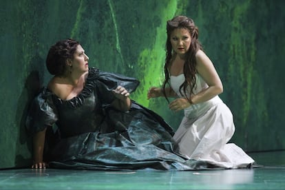 La soprano italiana Anna Pirozzi –Abigaille– y la mezzosoprano Silvia Tro Santafé –Fenena– durante un ensayo de la ópera Nabucco, que se estrenó este martes en el Teatro Real de Madrid. 