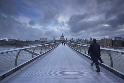 Escapada para el puente: cuatro días en Londres, con vuelos (salida el 8 de diciembre), tres noches de hotel y desayunos, 399 euros. En la foto, el puente de Norman Foster sobre el Támesis, con San Pablo al fondo.