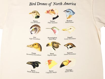 Una de las camisetas que se venden en la web oficial del movimiento 'Birds Aren't Real' ('Los pájaros no son reales') muestra diferentes tipos de aves y explica la función de cada una de ellas en la conspiración.